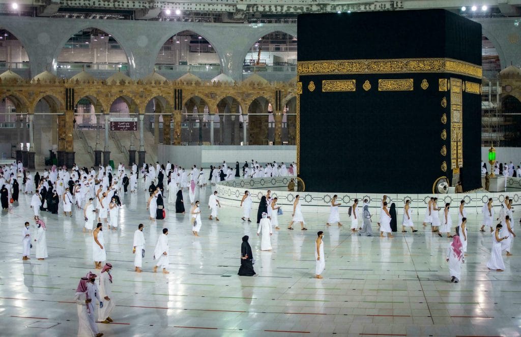 السعودية تلغي إلزامية ارتداء الكمامة والتباعد ضمن إجراءات تخفيف الاحترازات الصحية