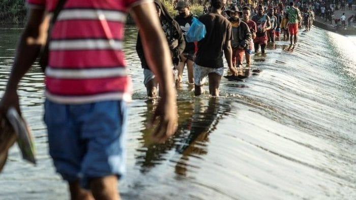 المكسيك تتوقع مزيدا من المهاجرين بعد إنهاء أمريكا قيود مكافحة كوفيد على الحدود