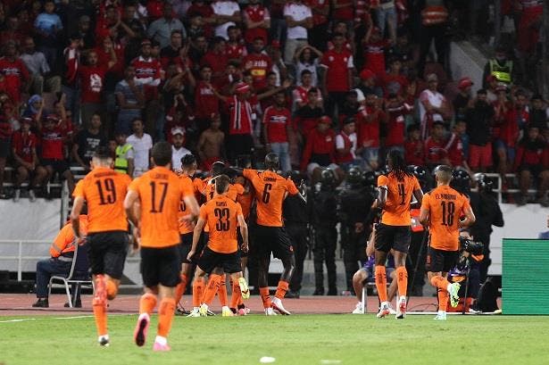 فريق نهضة بركان يتوج بلقب “السوبر الافريقي”