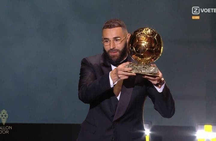 رسميا.. كريم بنزيما يتوج بجائزة الكرة الذهبية للمرة الأولى