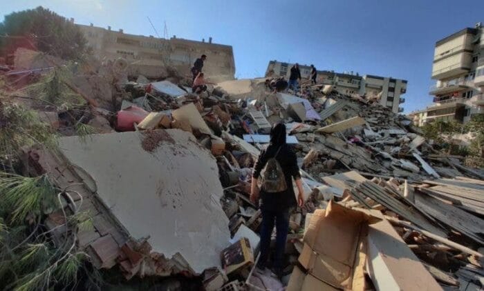سفارة المغرب بأنقرة تعزي في ضحايا الزلزال وتضع أرقاما هاتفية رهن إشارة الجالية