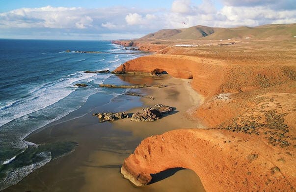 شاطئ “الكزيرة” بسيدي إفني.. قبلة سياحية متميزة للمصطافين الباحثين عن زرقة المياه