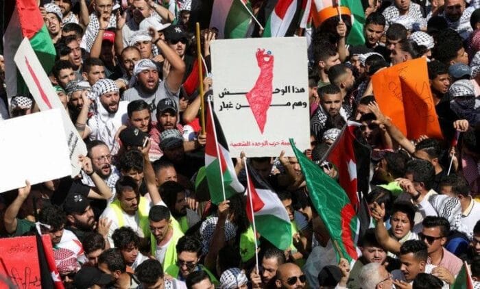 مسيرات تضامن مع فلسطين تجوب شوارع العالم العربي والاسلامي عدا في الجزائر !