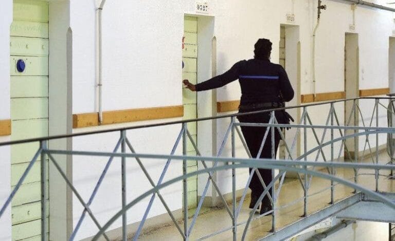 وزارة العدل الفرنسية: اكتظاظ غير مسبوق داخل السجون