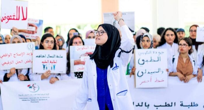 طلبة الطب والصيدلة: هذه أيدينا ممدودة للحوار فهل من مستجيب؟