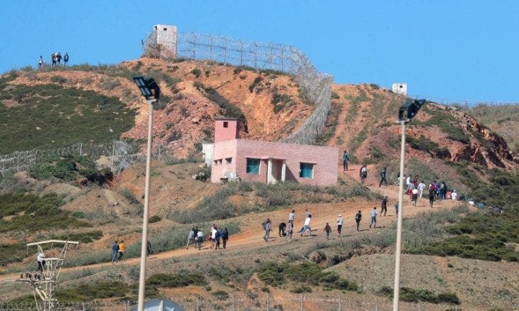 سلطات الفنيدق تمنع عبور مئات المهاجرين إلى سبتة