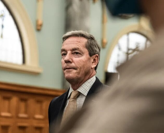 وزير يستقيل من منصبه بسبب لمسه ذراع شخص خلال نقاش محتدم