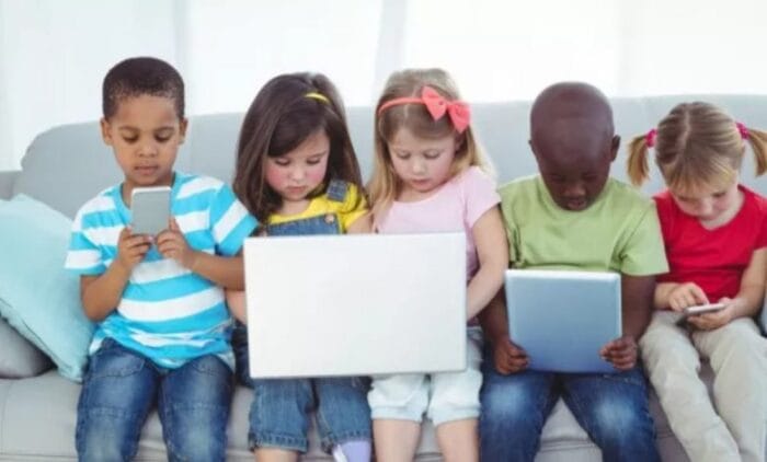 تقرير يحذر من مخاطر الشبكات الاجتماعية على الصحة النفسية للأطفال