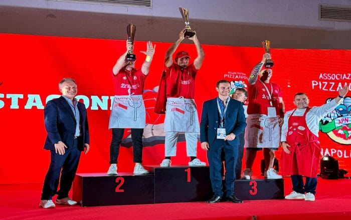 الشاف المغربي أيوب عياش يتوج بلقب أفضل صانع بيتزا في العالم بنابولي