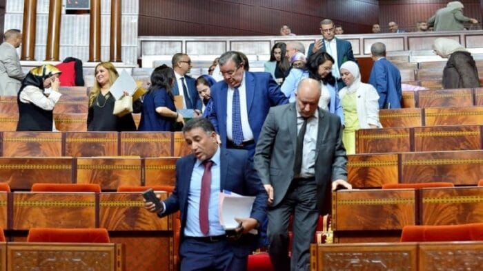 المحكمة الدستورية تشترط الانسحاب “المبرر والمؤقت” للبرلمانيين من اللجان والجلسات تفاديا لتعطيل العمل البرلماني