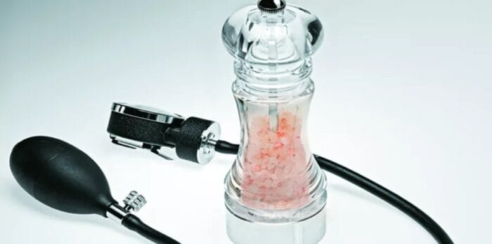 النظام الغذائي الغني بالملح يؤدي إلى التهاب في الدماغ وارتفاع ضغط الدم (دراسة)