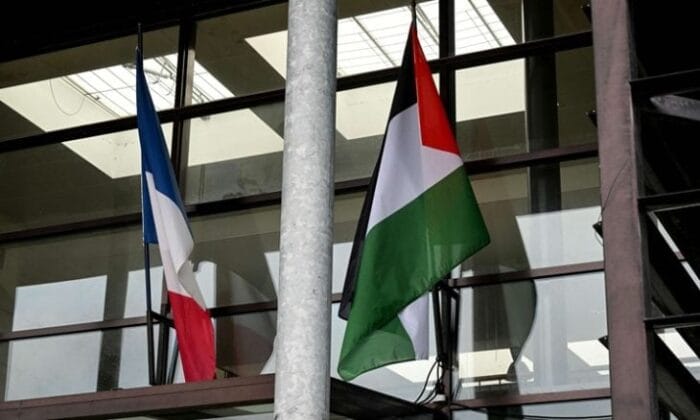 فرنسا تُلزم المباني الحكومية بإنزال العلم الفلسطيني.. ومسؤولون يحتجون: “لم يُعترض عندما رفعنا العلم الأوكراني”