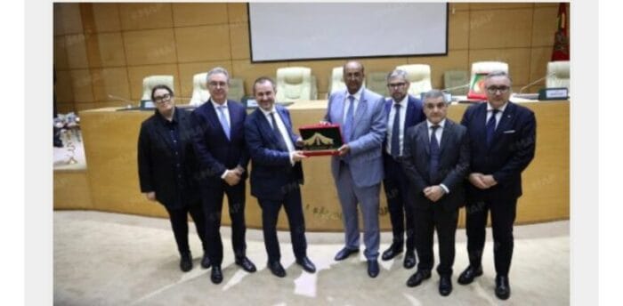 وفد برلماني إيطالي يزور العيون ويؤكد دعم التنمية في الصحراء المغربية