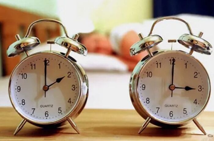 مطالب برلمانية بفتح نقاش مؤسساتي حول اعتماد “الساعة القانونية” طيلة السنة