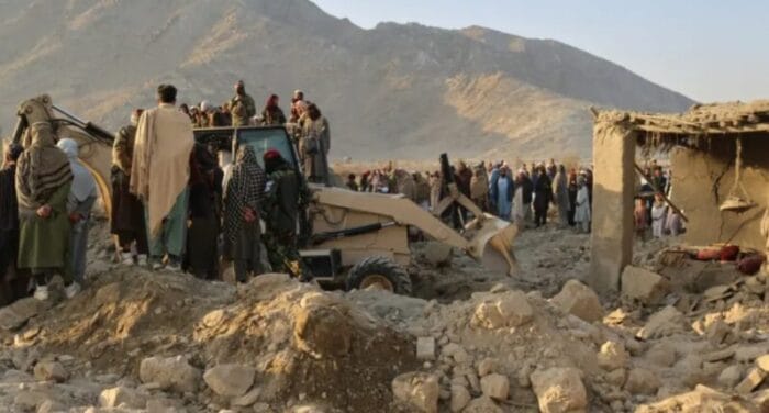 حرب مفتوحة بين باكستان وأفغانستان بعد قصف جوي وبري متبادل