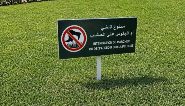 قرار منع المواطنين من الجلوس على عشب كورنيش الرباط يثير الجدل
