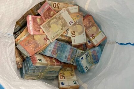 الجمارك تحجز 181 مليون درهم من العملات الأجنبية خلال 2025