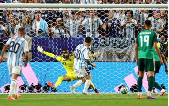 ميسي يقود الأرجنتين لفوز كبير على الجزائر ويعادل الرقم القياسي للأهداف في تاريخ كأس العالم
