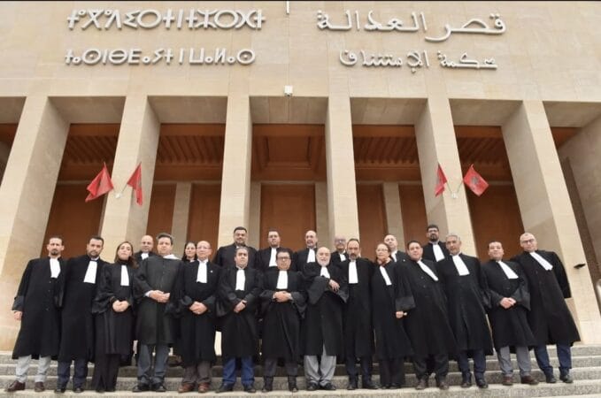 هيئة المحامين بالرباط تلتزم بمواصلة الإضراب بالتوقف عن تقديم الخدمات المهنية